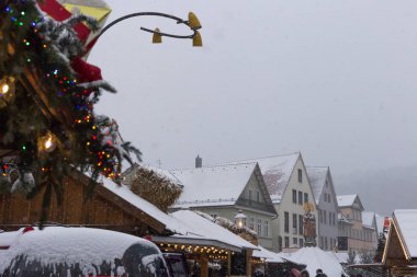 Noel Pazar advent Aralık Güney Almanya Münih ve stuttgart yakınındaki bir şehir, içinde kar yağışı