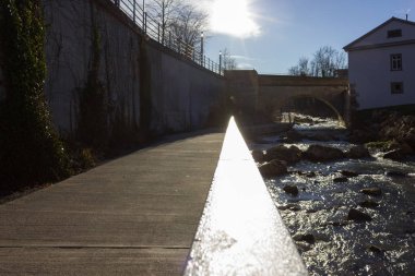 Aralık ayında köprü ve beton elemanları ile bir riverside Bulvarında Noel advent Güney Almanya'da Münih şehir ve stuttgart yakınındaki güneşli gün mavi