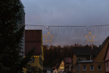 Kış akşam saat binalar ve tarihi şehir şehir munich yakınındaki güney Almanya ve stuttgart Aralık adlı bir advent xmas piyasada renkli gökyüzü mavi