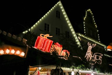 Noel neon ışıkları yıldızlar ve Noel ağaçları içinde tarihi kent çarşı Güney Almanya'da Aralık burada Münih şehir ve stuttgart 3 yol açtı