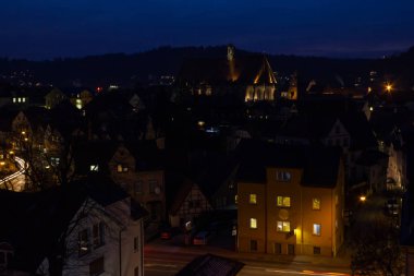yılında Güney Almanya schwaebisch gmuend tarihi şehrin geç akşam deepblue gökyüzü mavi saatte Schwaebisch gmuend citylights