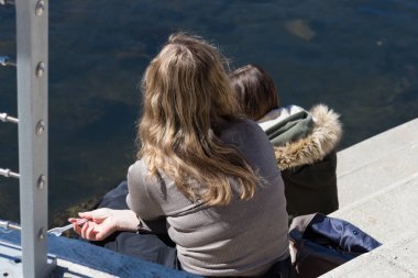 hızlı yemek yeme nehir üzerinde bahar güneşli Paskalya tatili Güney Almanya'da genç bayan