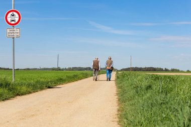 İki üst düzey adam counrtyside tarafından yürüyüş.