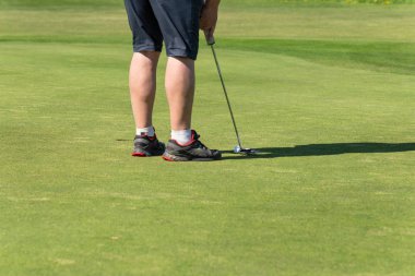 Tabii ki güzel yeşil çim ve güneş ilkbahar Güney Almanya kırsalında çaların Golf