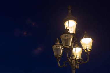 lambası mavi saat Güney Almanya'da bahar tatil akşam gökyüzü günbatımı üzerinde