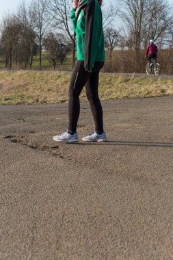 insanlar yürümek çalışan ya da Güney Almanya'da erken ilkbahar batımında Bisiklete binme gibi açık egzersiz pratik