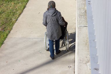 yürüyerek şehir parkı Güney Almanya'da Şubat güneşli gün bir şehir olan tekerlekli sandalye ile üst düzey Bayan