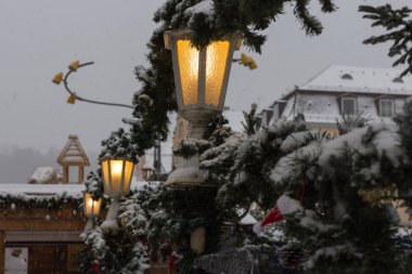 Işıklar lambaları ve dekorasyon Aralık zaman şehirde Güney Almanya Münih ve stuttgart yakınındaki advent tarihsel bir Pazar ile Noel piyasasında kar yağışı