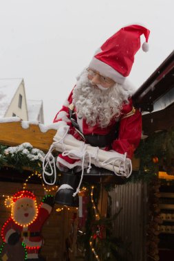 Işıklar lambaları ve süs şehirde Güney Almanya Münih ve stuttgart yakınındaki advent tarihsel bir Pazar Aralık saat 3 ile Noel piyasasında kar yağışı