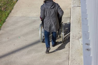 yürüyerek şehir parkı Güney Almanya'da Şubat güneşli gün bir şehir olan tekerlekli sandalye ile üst düzey Bayan