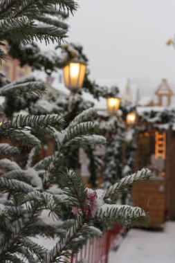 Noel Pazar advent Aralık Güney Almanya Münih ve stuttgart 2 şehirlere yakın bir şehir, içinde kar yağışı