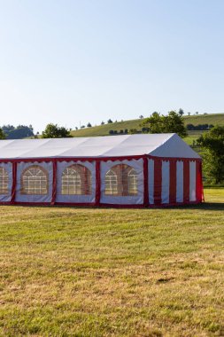 gölgelik ile windows ve Güney Almanya mavi gökyüzü güneşli gün, bahar çayırda kırmızı beyaz çizgili