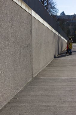 Güney Almanya'nın tarihi şehir içinde güneşli Riverside'da adamcağız yürüme ile Genç Anne