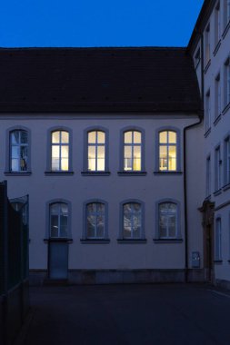 şehirde tarihi Romantik bahar akşam, Güney Almanya mavi saatte Windows cepheler