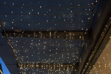 bir parlaklık, Münih ve stuttgart yakınındaki tarihi bir şehirde Aralık advent Noel Pazar mavi saatte çeşitleri