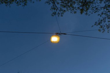 lambası mavi saat Güney Almanya'da bahar tatil akşam gökyüzü günbatımı üzerinde