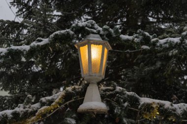 Işıklar lambaları ve dekorasyon Aralık zaman şehirde Güney Almanya Münih ve stuttgart yakınındaki advent tarihsel bir Pazar ile Noel piyasasında kar yağışı