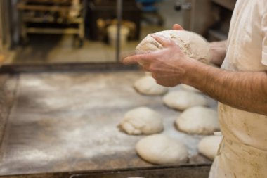 Hamur hazırlama araçları ile bir fırın fırın ürünleri hazırlanması