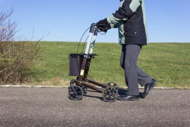 komuta sizde rollator bikeway ve güneşli kış günü Güney Almanya'da mavi gökyüzü ile ile