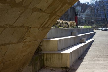 Aralık ayında köprü ve beton elemanları ile bir riverside Bulvarında Noel advent Güney Almanya'da Münih şehir ve stuttgart yakınındaki güneşli gün mavi