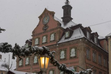 Noel Pazar advent Aralık Güney Almanya Münih ve stuttgart 2 şehirlere yakın bir şehir, içinde kar yağışı