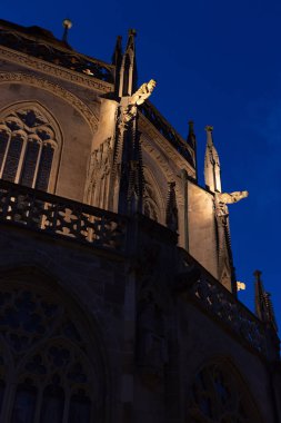 tarihi kent schwaebisch gmuend Güney Almanya'da mavi saat akşam kilisede chatholic