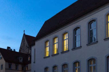 şehirde tarihi Romantik bahar akşam, Güney Almanya mavi saatte Windows cepheler