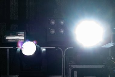 siyah beyaz lambalar kiriş ve arka plan ile müzisyenler sahne