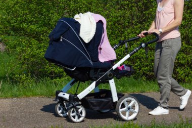 bahar güneşli güney Almanya yeşil çim kaldırım içinde iterek adamcağız Genç Anne