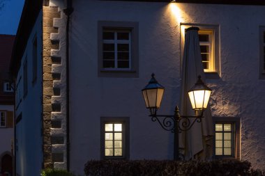 şehirde tarihi Romantik bahar akşam, Güney Almanya mavi saatte Windows cepheler