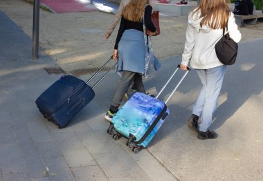 Genç bayanlarla arabası tarihsel bahar şehir park Güney Almanya'da seyahat