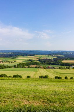 Peyzaj dağlık bahar güneş ışınları yeşil çim ormanlar mavi gökyüzü güney Almanya ile