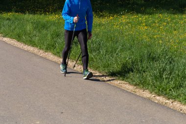 Komuta sizde, turist sopa kullanarak yürüyüş sağlığı için egzersiz.