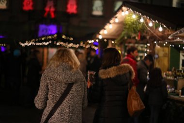 Noel neon ışıkları yıldızlar ve Noel ağaçları içinde tarihi kent çarşı Güney Almanya'da Aralık burada Münih şehir ve stuttgart yol açtı
