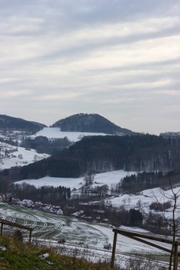 bulutlar kar ve orman ağaçları waldstetten Şubat Köyü ile Doğu Avrupa Rusya Güney Almanya'da stormy rüzgar ile kış manzarası