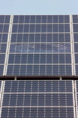 mavi gökyüzü güneşli bir bahar günü, çatıda güneş paneli