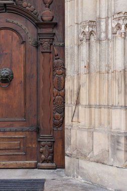 kahverengi ve turuncu gri taş rengi ve yapısı ile Güney Almanya'da Katolik Kilisesi cephe