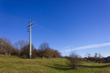 Powerpole Aralık mavi gökyüzü şehir Münih ve stuttgart yakınındaki güney Almanya kışın üzerinde