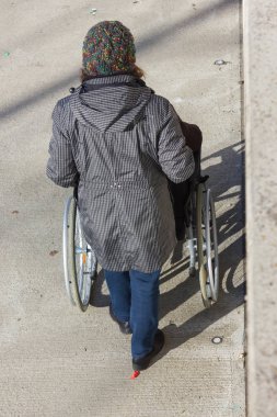 yürüyerek şehir parkı Güney Almanya'da Şubat güneşli gün bir şehir olan tekerlekli sandalye ile üst düzey Bayan