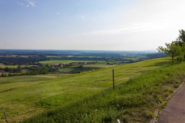 Peyzaj dağlık bahar güneş ışınları yeşil çim ormanlar mavi gökyüzü güney Almanya ile