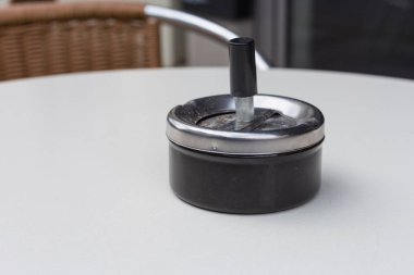 kül tablası üzerinde tablo Kupası harika bir bahar tatil öğleden sonra Güney Almanya'da bir kahve