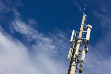 Güney Almanya kırsal kırsal şehir Münih stuttgart yakınındaki Aralık güneşli mavi gökyüzünde üzerinde cep telefonu radiomast