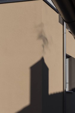 baca binaların çatı katında bir güneşli kış gününde Güney Almanya tarihi şehirde duman