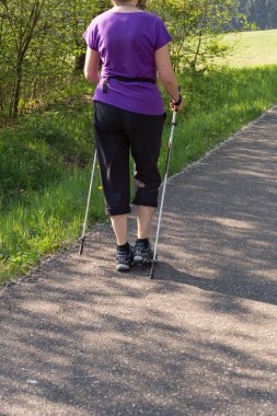 Bayan mor siyah ceket ve parlak güneş mutluluk egzersiz için parlıyor ile bahar parkta yürüyüşü