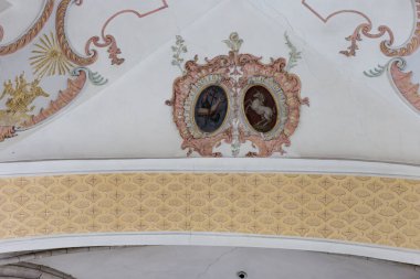 kilise duvar iç detayları boyalı beyaz altın ve leylak rengi renk arka plan