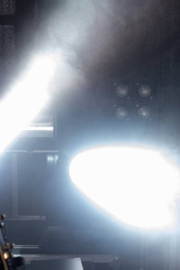 siyah beyaz lambalar kiriş ve arka plan ile müzisyenler sahne