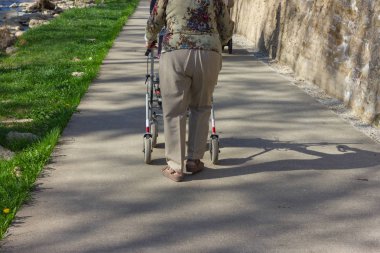 rollator bahar mutlu öğleden sonra sıcak rüzgarlar zevk Güney Almanya nehir geçit üzerinde ile üst düzey Bayan