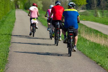 bisikletçi bir bikeway üzerinde ilkbaharda Güney Almanya mavi gökyüzü güneşli gün