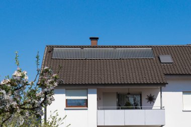 bahar güneşli gün mavi gökyüzü, Güney Almanya kırsalında kırsal köy çatıda güneş paneli