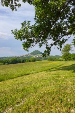 Peyzaj dağlık bahar güneş ışınları yeşil çim ormanlar mavi gökyüzü güney Almanya ile